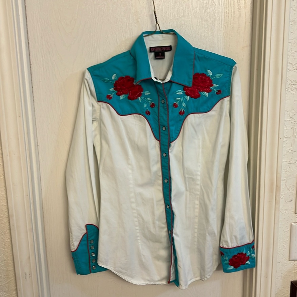Stunning detail in this western snap button shirt